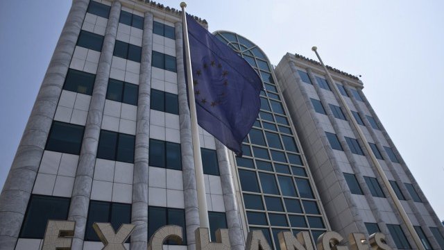 <p style="text-align: justify;">
	Сградата на фондовата борса в столицата Атина. <em>Снимка: Ройтерс</em></p>
