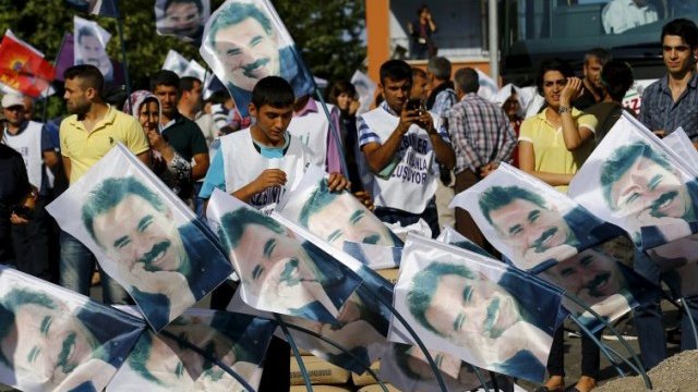 <p>
	Демонстранти с плакати, изобразяващи лика на лидера на ПКК Абдуллах Йоджелан. <em>Снимка: Ройтерс</em></p>
