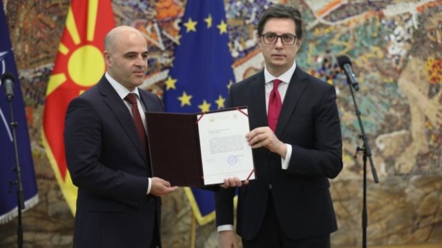 <p>
	Македонският президент Стево Пендаровски връчи мандат на лидера на Социалдемократическия съюз /СДСМ/ Димитър Ковачевски за съставяне на новото правителство на РСМ. <em>Снимка: БГНЕС</em></p>
