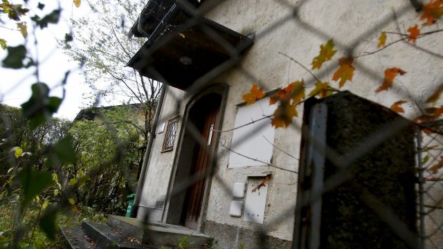 <p>
	В тази къща бяха открити откраднатите от нацистите произведения. <em>Снимка: Ройтерс</em></p>
