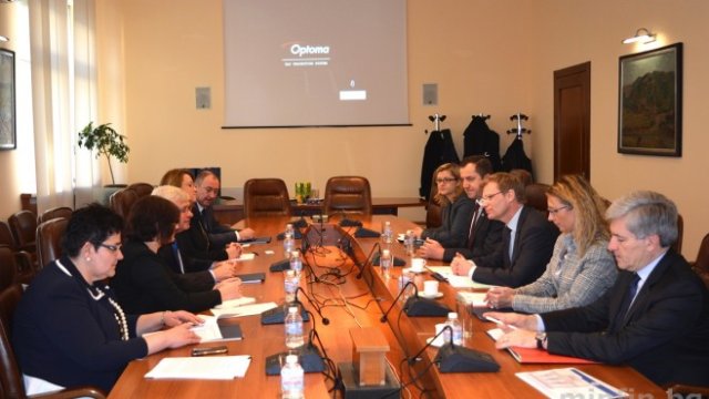 <p>
	Среща на представители на Министерството на финансите с мисията на Европейската комисия начело със Стивън Куест, ръководител на Генерална дирекция &quot;Данъчно облагане и митнически съюз&quot; в ЕК. <em>Снимка: Министерство на финансите</em></p>
