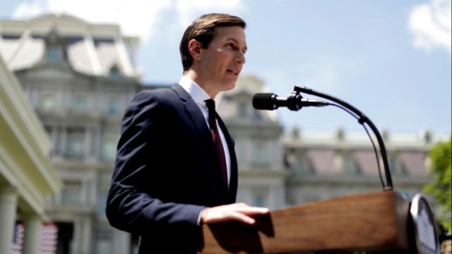 <p>
	<em>Джаред Къшнър направи изявление пред медиите след изслушването си пред сенатската комисия по разузнаването, Снимка: Ройтерс</em></p>
