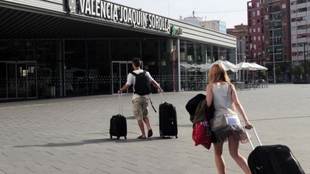 <p>
	Пътници дърпат багажа си пред жп гара Joaquin Sorolla във Валенсия, Испания. <em>Снимка:&nbsp;Antonio Heredia/Bloomberg</em></p>
