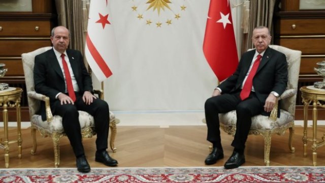 <p>
	&nbsp;Ерсин Татар (вляво) по време на среща с президента на Турция Реджеп Тайип Ердоган (вдясно). <em>Снимка: EPA/TURKISH PRESIDENT OFFICE&nbsp;</em></p>
