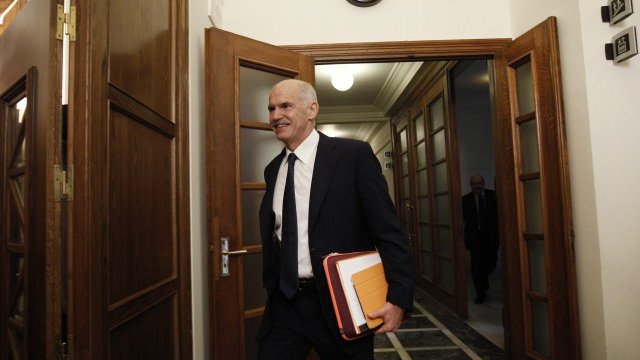 <p>
	Гръцкият премиер пристига на извънредно заседание на парламента<em>. Снимка: Ройтерс</em></p>
