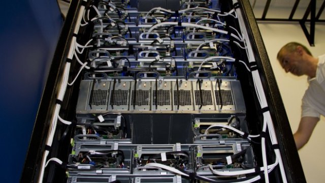 <p>
	Център за данни на Facebook в Швеция. С<em>нимка: EPA</em></p>
