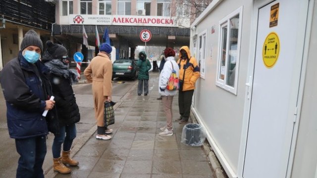 Защо държавните болници трупат дългове?