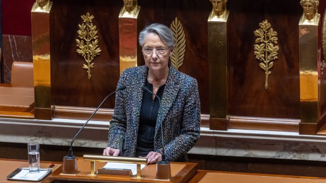 Френският премиер Елизабет Борн говори пред Националното събрание. Снимка: EPA/БГНЕС