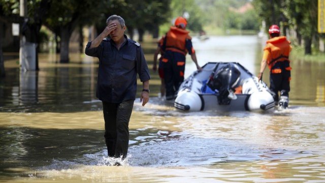 <p>
	Водата в Мизия започва да спада, но процесът е бавен. <em>Снимка: Ройтерс</em></p>

