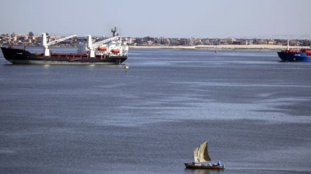 <p>
	Новият канал е част от мащабните инфраструктурни проекти, с които президентът на Египет се надява&nbsp;да възроди икономиката. <em>Снимка: Ройтерс</em></p>
