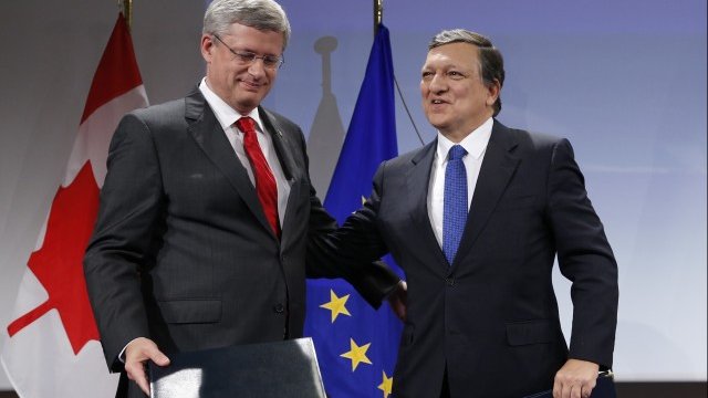 <p>
	Канадският премиер Стивън Харпър и председателят на Евопейската комисия Жозе Мануел Барозу през октомври 2013 г. <em>Снимка архив: Ройтерс</em></p>
