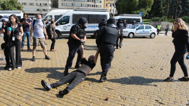 <p>
	Огромно множество с пред бившия Партиен дом за обявеното &bdquo;Народно въстание&ldquo; през лятото на 2020 г. <em>Снимка: БГНЕС/БЛАГОЙ КИРИЛОВ&nbsp;</em></p>
