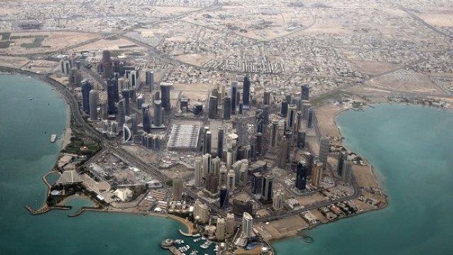 <p style="text-align: justify;">
	Катарската столица Доха от птичи поглед. <em>Снимка: архив, Ройтерс</em></p>
