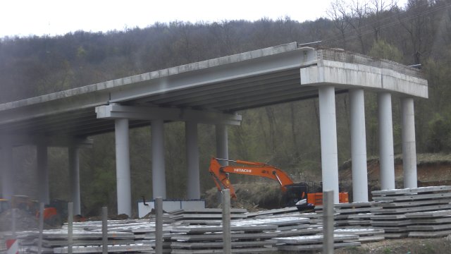 Снимка: Строителни дейности по трасето Мездра-Ботевград, част от път I-1 (Е-79). БГНЕС/ЛЮБА ФИЛИПОВА