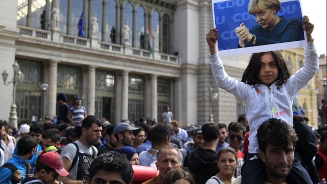 <p>
	Много бежанци виждат в политиката на Меркел надежда за по-светло бъдеще. <em>Снимка: Ройтерс</em></p>
