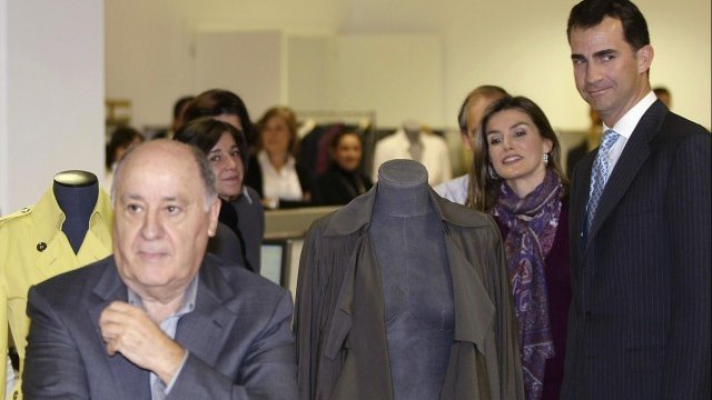 <p>
	Амансио Ортега (вляво) заедно с испанската принцеса Летисия и принц Фелипе. Снимка: Ройтерс&nbsp;</p>
