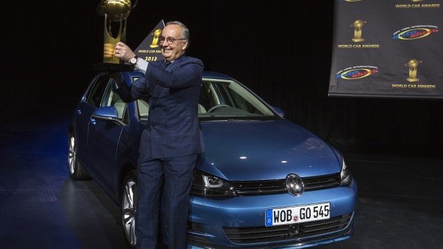 <p>
	Дизайнерът позира с Golf 7 при получаването на приза Световен автомобил на годината 2013. Снимка: Ройтерс</p>
