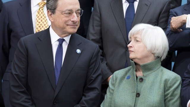 <p>
	Президентът на ЕЦБ Марио Драги и председателят на Фед Джанет Йелън. <em>Снимка: Архив Ройтерс</em></p>
