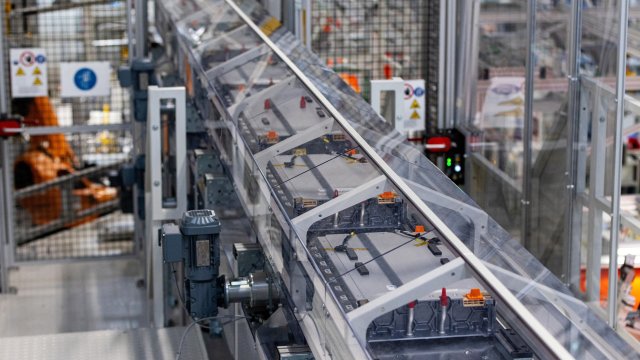 Електромобилни батерии в завода на Accumotive GmbH, дъщерно дружество на Mercedes-Benz AG, в Каменц, Германия. Снимка: Krisztian Bocsi/Bloomberg