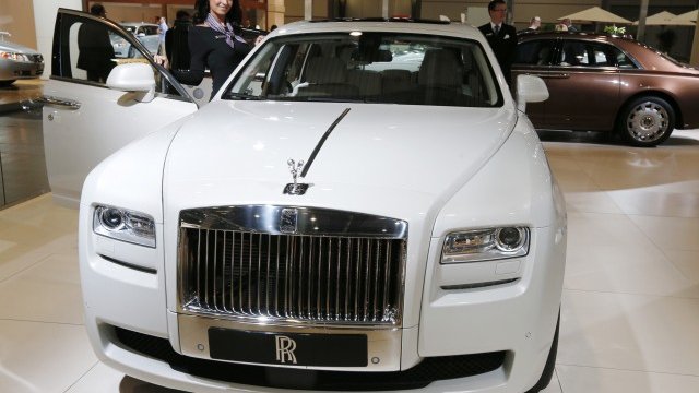 <p>
	Моделът Ghost на Rolls-Royce, чиято версия Wraith ще дебютирана автоизложението в Женева. <em>Снимка: Архив Ройтерс</em></p>
