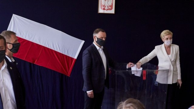 <p>
	Анджей Дуда по време на вота. <em>Снимка: Bloomberg L.P.</em></p>
