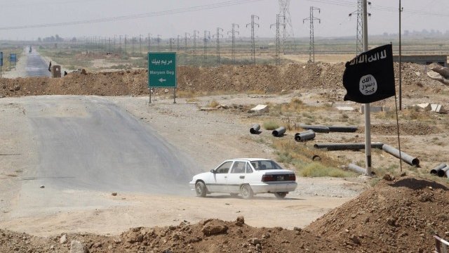 <p>
	Знаме на &bdquo;Ислямска държава&ldquo; в южната част на град Киркук в Ирак. <em>Снимка: Ройтерс</em></p>
