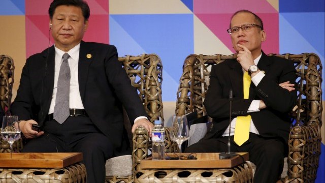 <p>
	Президентът на Китай&nbsp;Си Дзинпин и президентът на Филипините&nbsp;Бениньо Акино по време на срещата на APEC в Манила. <em>Снимка: Ройтерс</em></p>
