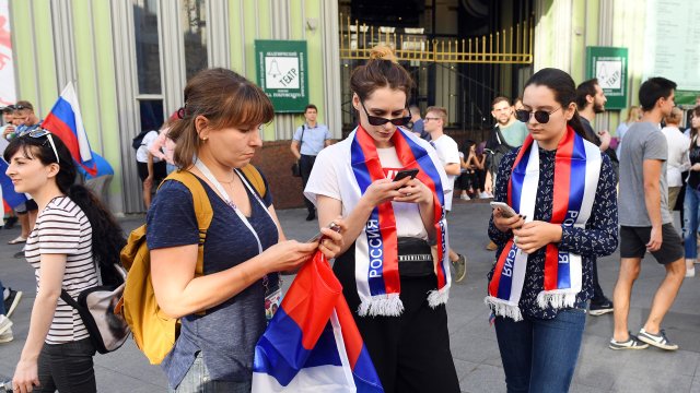 Руснаците са принудени да преминат към китайски смартфони. Снимка:  EPA/FACUNDO ARRIZABALAGA