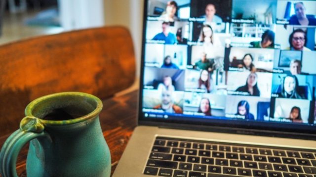 <div class="_3bJ2H CHExY">
	<div class="_1l8RX _1ByhS">
		Видеоконферентните връзки днес вече са &quot;новото нормално&quot;. <em><span>Снимка: <a href="https://unsplash.com/@cwmonty?utm_source=unsplash&amp;utm_medium=referral&amp;utm_content=creditCopyText">Chris Montgomery</a> on </span></em></div>
</div>
