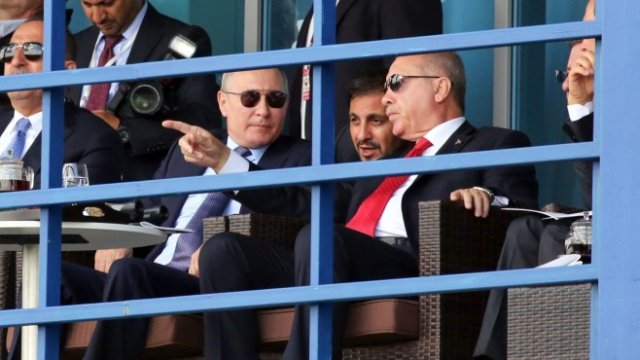 <p>
	Владимир Путин и Ердоган разговарят по време на авиошоу през 2019 г. <em>Снимка: Bloomberg LP</em></p>

