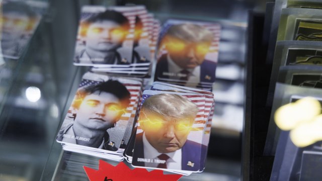 Картички със снимки на Рос Улбрихт и Доналд Тръмп. Снимка: Brett Carlsen/Bloomberg