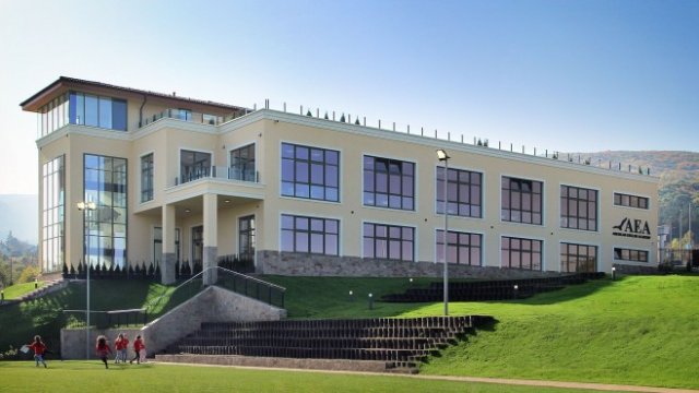 <p>
	<a href="http://www.aeasofia.com/" target="_blank">Американско-английската академия</a> в София е част от структурите на &quot;Маркан Холдинг&quot; АД. Сградата е построена от строителна компания &quot;Маркан&quot; ЕООД.</p>
