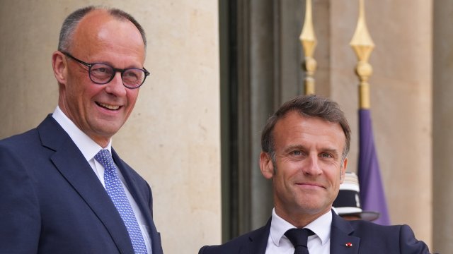 Германският канцлер Фридрих Мерц (вляво) и президентът на Франция Еманюел Макрон (вдясно). Снимка: Bloomberg L.P.