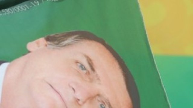 <p>
	Привърженичка на крайнодесния кандидат на президентските избори в Бразилия Жаир Болсонаро присъства на предизборен митинг в Рио де Жанейро.&nbsp;<em>Снимка: Ройтерс</em></p>
