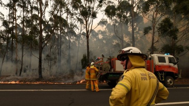 Пожарите поставят под натиск ресурсите на Австралия