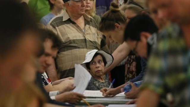 <p>
	Западните наблюдатели на вота избягват пътуванията в Източна Украйна.<em> Снимка: Ройтерс</em></p>
