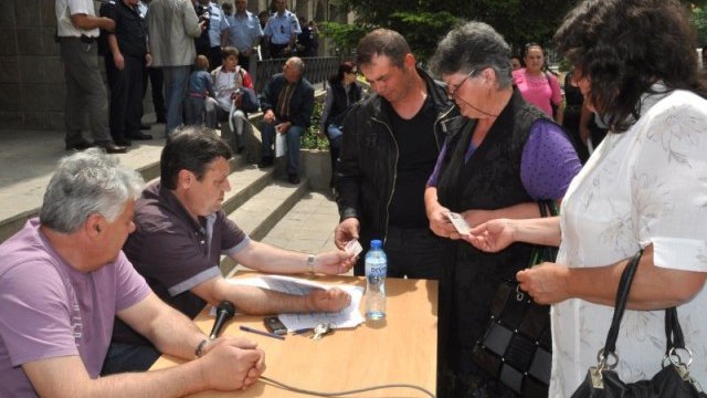 <p>
	Разцеплението на левицата и позициятан на БСП спрямо конфликта в Украйна са демотивирали електората, според социолога Димитър Ганев. <em>Снимка: БТА</em></p>
