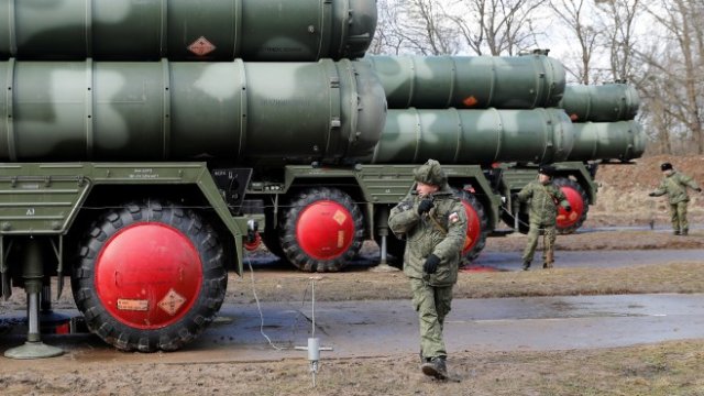 <p>
	Част от системата С-400. <em>Снимка: Архив Ройтерс</em></p>
