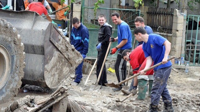 <p>
	Почистване на квартал &rdquo;Аспарухово&rdquo; след природното бедствие. <em>Снимка: БТА</em></p>
