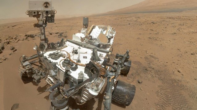 <p>
	Curiosity по време на мисията му на Марс.<em> Снимка: Ройтерс</em></p>

