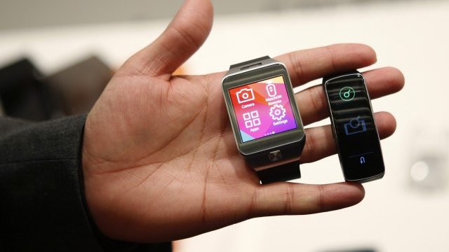 <p class="western" style="margin-bottom: 0cm">
	<font face="Times New Roman, serif"><font size="3"><span lang="bg-BG">Новите </span>Samsung Gear 2 и Gear Fit. <em>Снимка: Ройтерс</em></font></font></p>
