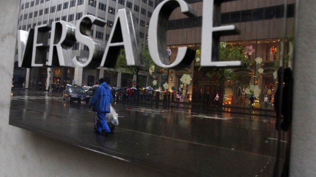 <p>
	Сделката оценява Versace на 1 млрд. евро. <em>Снимка: Ройтерс</em></p>
