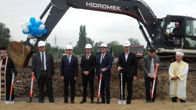 <p>
	Първа копка за изграждането на нов високотехнологичен завод за токозахранващи системи в Кърджали.<em>Снимка: Община Кърджали</em></p>
