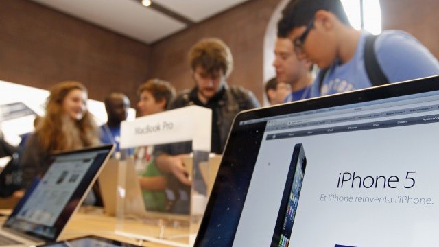 <p>
	Поръчките на iPhone 5 разбиха предишния рекорд на iPhone 4S. <em>Снимка: Ройтерс</em></p>
