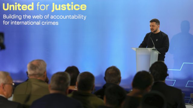 Зеленски по време на форума в Лвов. Снимка:  EPA/MYKOLA TYS