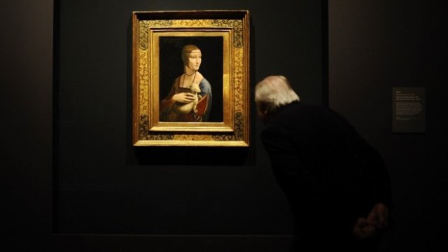 <p>
	Дамата с хермелина. <em>Снимка: архив Ройтерс</em></p>
