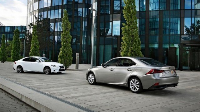 <p>
	<em>Хибридът IS 300h пести най-много пари. Снимка: Lexus </em></p>
