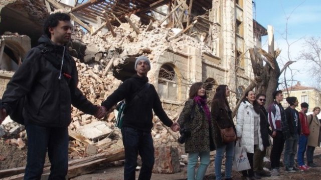 <p>
	Протестът срещу събарянето на тютюневия склад, март 2016 г. <em>Снимка: БТА</em></p>
