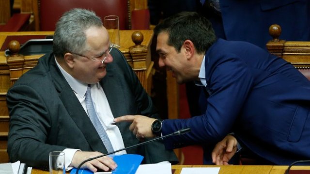 <p>
	Никос Кодзияс (вляво) и Алексис Ципрас (вдясно) <em>Снимка: Ройтерс</em></p>
