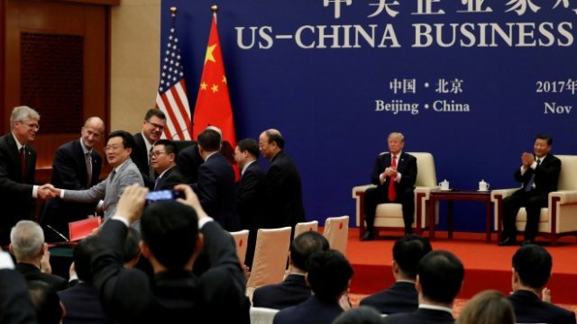 <p>
	Тръмп и Си по време на двустранен икономически форум в Пекин. <em>Снимка: архив Ройтерс</em></p>
